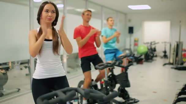 Menschen trainieren auf dem Fahrrad — Stockvideo