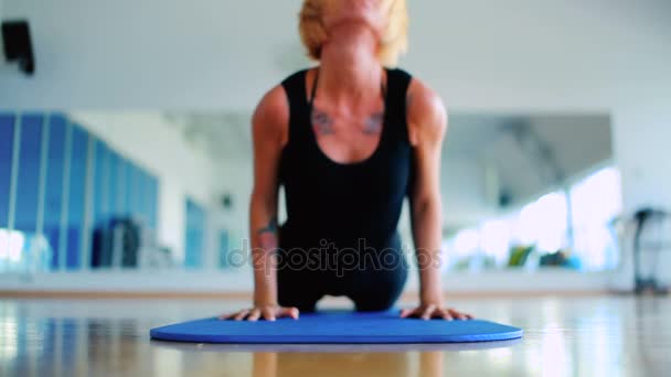 Mujer practicando yoga — Vídeo de stock