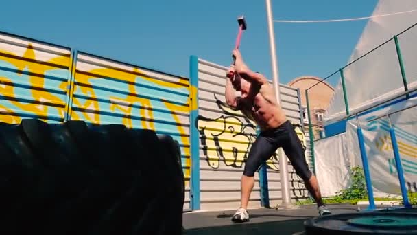 屋外のハンマーと男のトレーニング — ストック動画