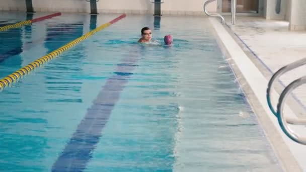 Far undervisning flicka simning — Stockvideo