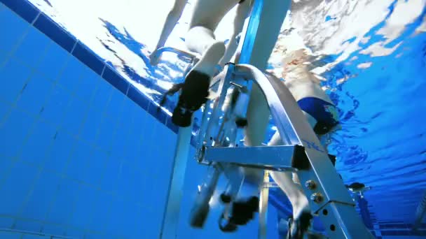 Persone in allenamento in piscina in bicicletta — Video Stock