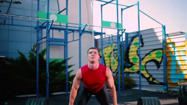 Man doen Barbell oefeningen — Stockvideo