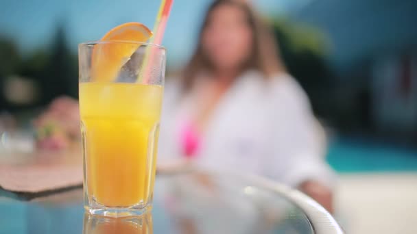 Kvinna drink apelsin juice — Stockvideo