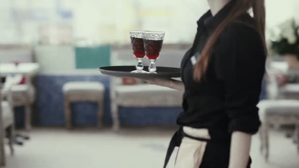 Kelner Przyniesie Dwie Szklanki Czerwonego Wina Młoda Blondynka Kobieta Mężczyzną — Wideo stockowe