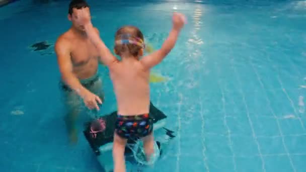 Otec chlapce výuky plavání — Stock video