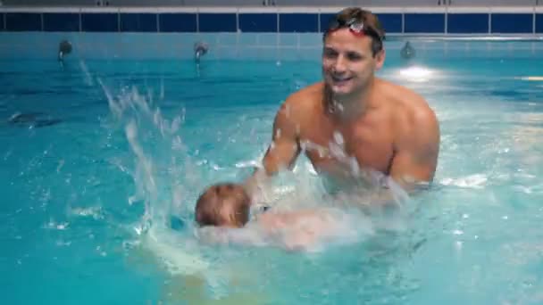 Père enseignement garçon natation — Video