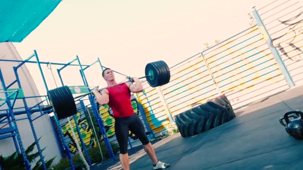 Jovem treino com Barbell — Vídeo de Stock