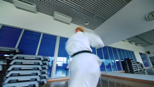 Vrouw beoefenen van karate in sportschool — Stockvideo