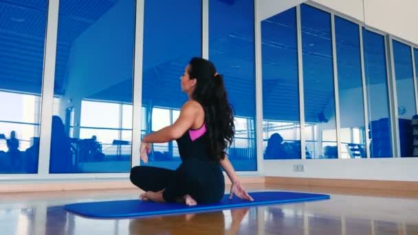 Mujer joven practicando yoga flexible — Vídeo de stock