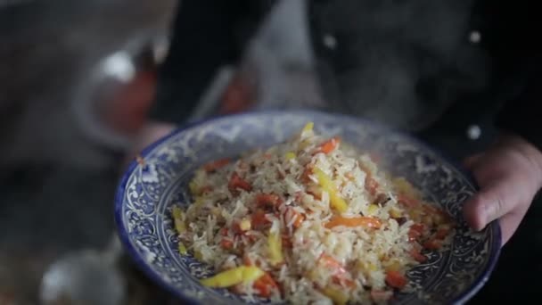 Primer Plano Hombre Celebración Pan Con Arroz Pilaf Cocina Asiático — Vídeos de Stock