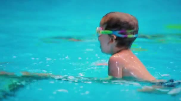 父教育男の子水泳 — ストック動画