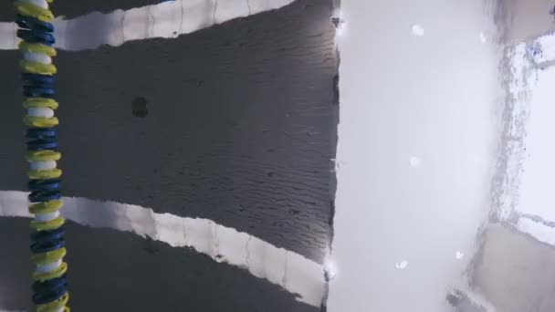 homme natation Papillon AVC dans la piscine .