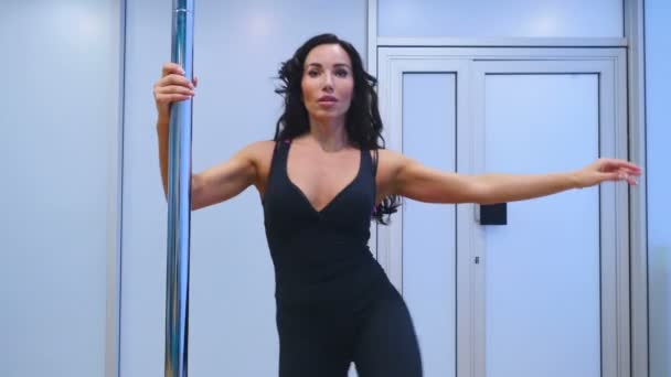 Fitness vrouw beoefenen op gym class — Stockvideo