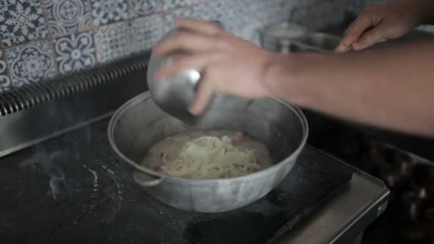 アジア レストランのキッチンで男性料理ピラフのクローズ アップ — ストック動画