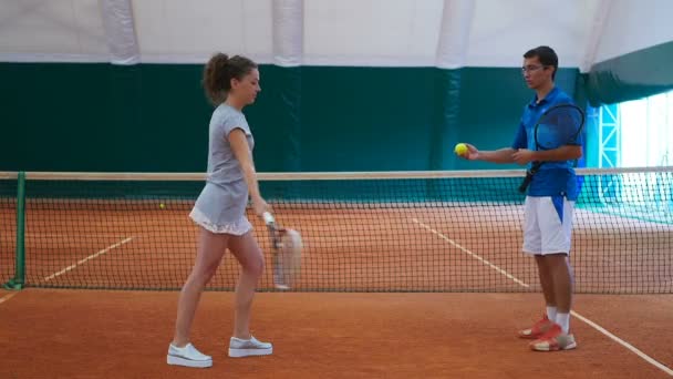 Man en vrouw met grote tennis — Stockvideo