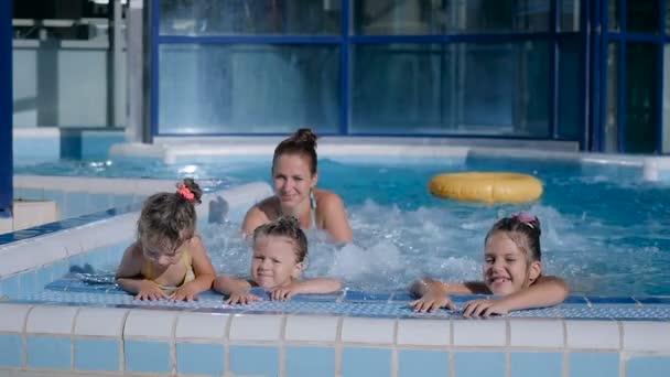 Mujer con las niñas en verano — Vídeo de stock