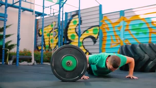 man doen crossfit oefeningen — stockvideo © photo_oles #168726586