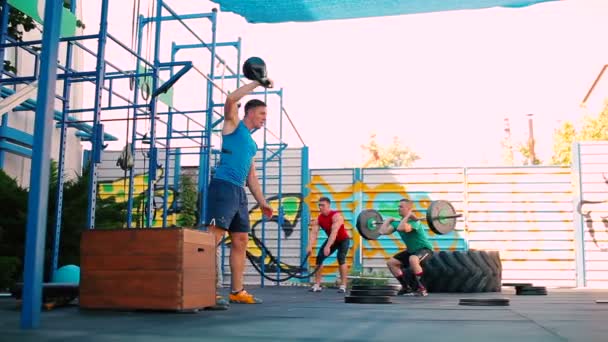 Muskulösa män träning i gym — Stockvideo