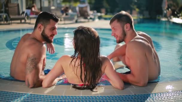Γυναίκα με τους άνδρες στην εξωτερική πισίνα — Αρχείο Βίντεο