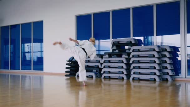 Blondynka w Karategi białe — Wideo stockowe