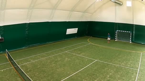 Hombres jugando tenis grande — Vídeo de stock