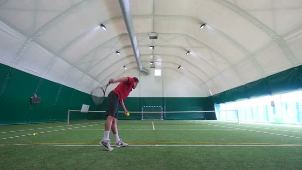 Sportieve Man in een rood shirt — Stockvideo