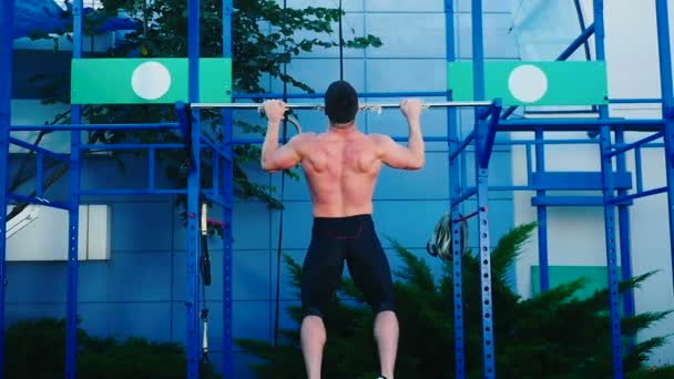 Muskelkräftiges Männertraining — Stockvideo