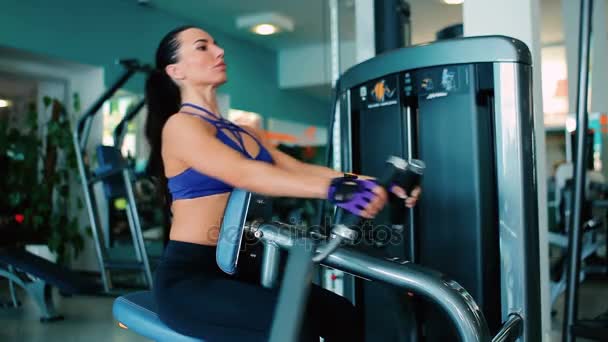 Γυναίκα να ασκηθείτε στο γυμναστήριο — Αρχείο Βίντεο
