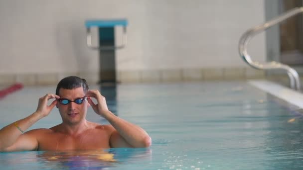 Genç adam havuzda yüzüyor.. — Stok video