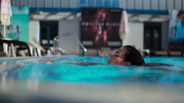 Vrouw zwemmen in het buitenzwembad — Stockvideo