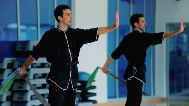 Hombre practicando ushu con sable — Vídeos de Stock