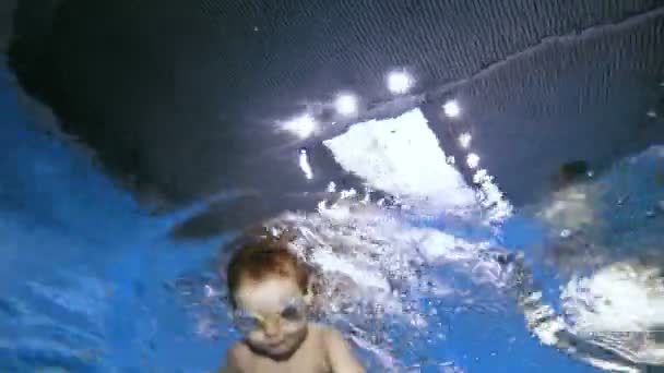 Vader onderwijs jongen zwemmen — Stockvideo