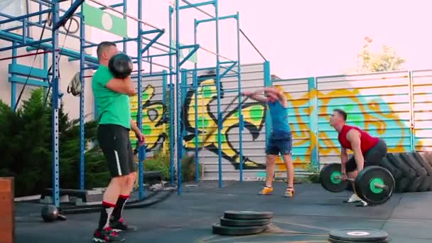 Entrenamiento de hombres musculosos en el gimnasio al aire libre — Vídeos de Stock