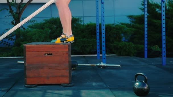 Hombre muscular saltando al aire libre — Vídeos de Stock