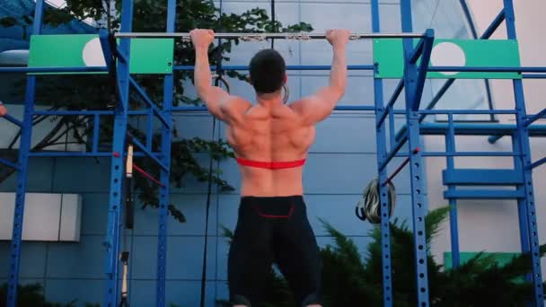 肌肉男锻炼 — 图库视频影像