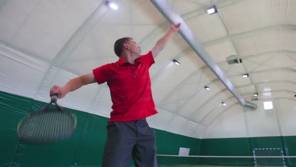 Hombre con camisa roja jugando tenis — Vídeo de stock