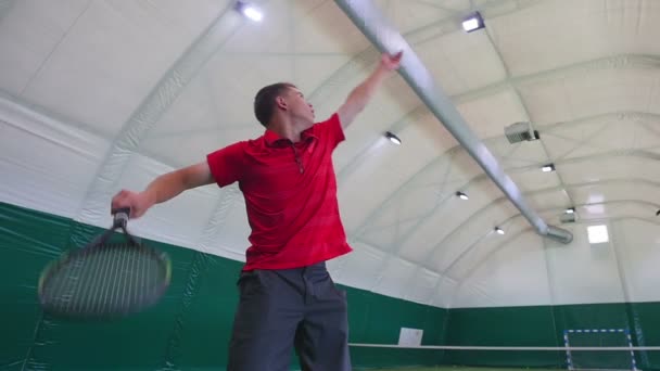 Hombre con camisa roja jugando tenis — Vídeos de Stock