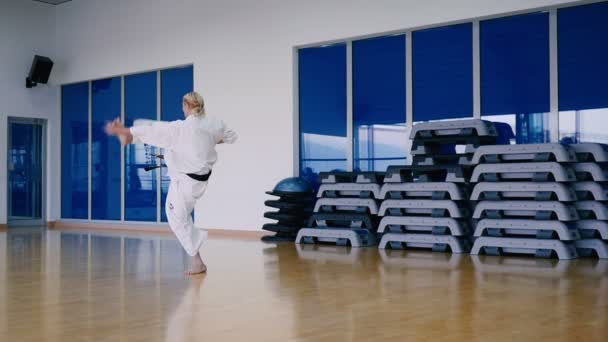 Mujer rubia en blanco Karategi — Vídeo de stock