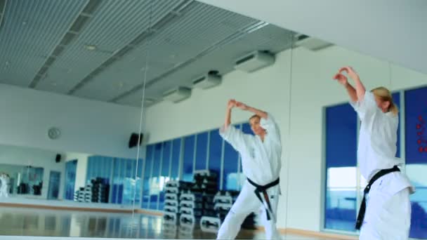 Mujer rubia practicando karate — Vídeo de stock