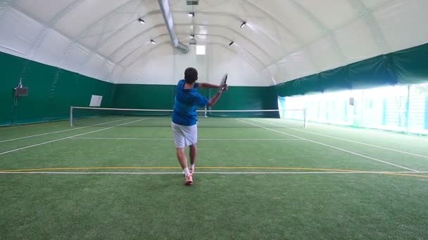 Mannen met grote tennis — Stockvideo