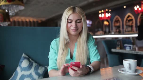 Mladá Blond Žena Modré Košili Šálek Kávy Pomocí Telefonu Kavárně — Stock video