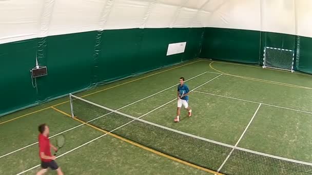 Hombres jugando tenis grande — Vídeo de stock