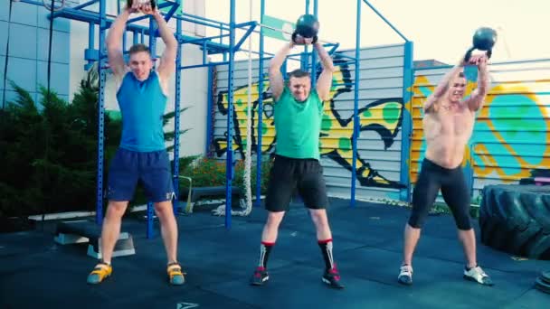 Musculosos hombres entrenamiento con sombrillas — Vídeos de Stock