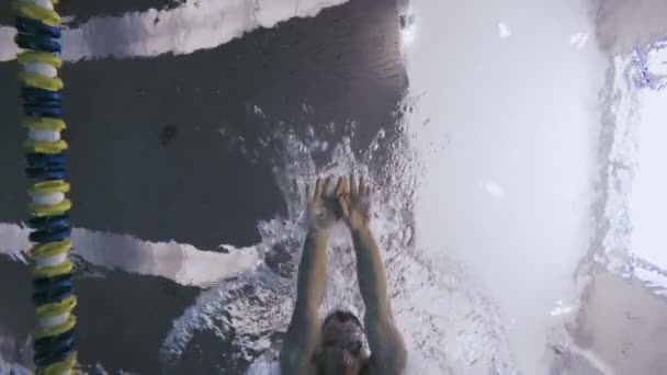 jeune homme plonger dans la piscine .