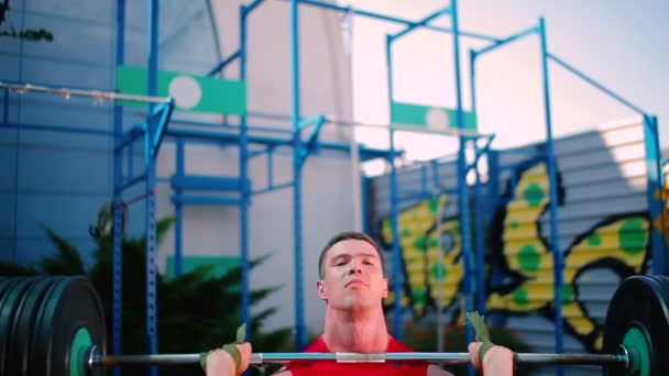 Homme faisant des exercices Barbell — Video