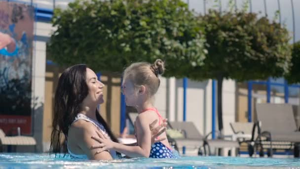 Γυναίκα με κορίτσι στην εξωτερική πισίνα — Αρχείο Βίντεο