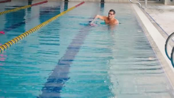 Padre enseñanza chica natación — Vídeos de Stock