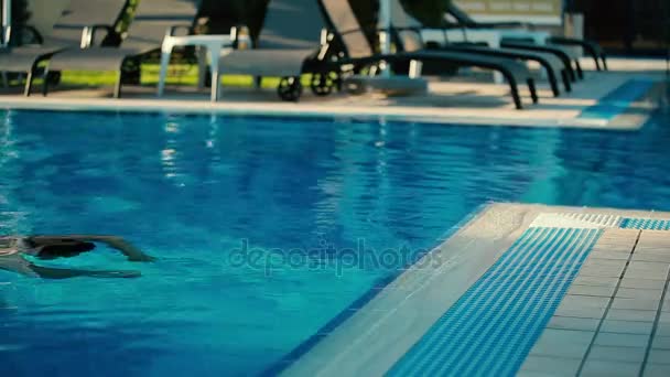 Man swimming in outdoor pool — Stock Video