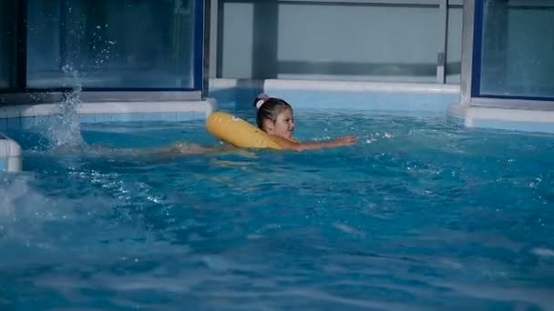 Dívka plavání ve venkovním bazénu — Stock video
