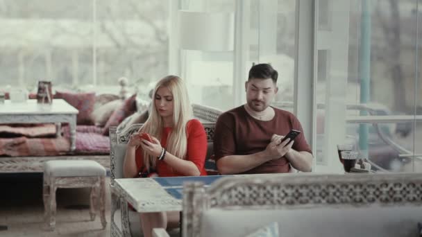 Junge Blonde Frau Rotem Kleid Mit Mann Telefoniert Café — Stockvideo